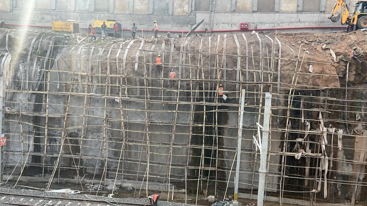 Rock Face Preparation for Guniting Work - Bhoomi Constructions Site Work